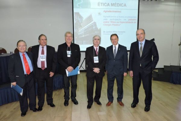 O presidente do CREMESP, Lavínio Camarim (ao centro) ao lado da Diretoria da SBCP (à dir)